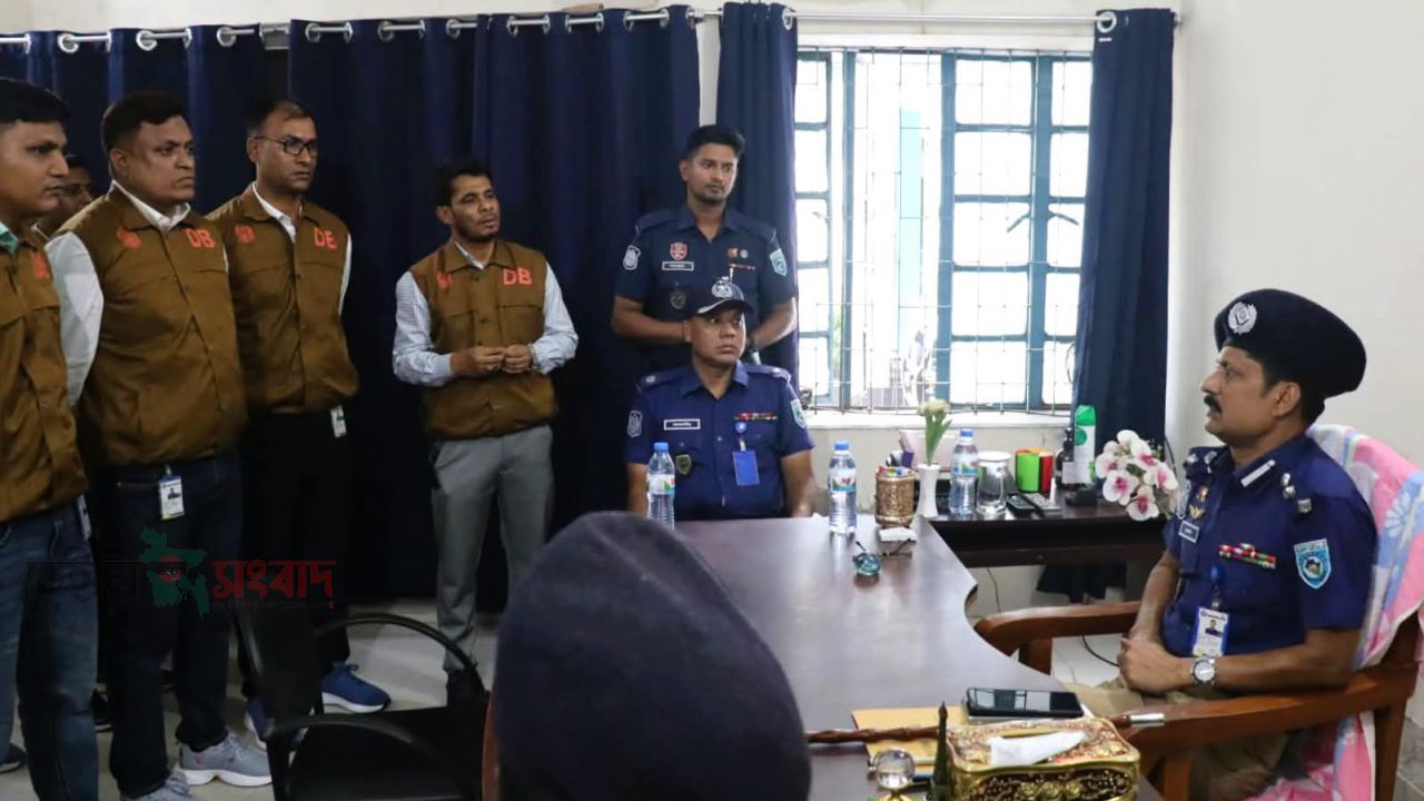 ঠাকূরগাঁও জেলার পুলিশ সুপার জেলা গোয়েন্দা শাখা পরিদর্শন।