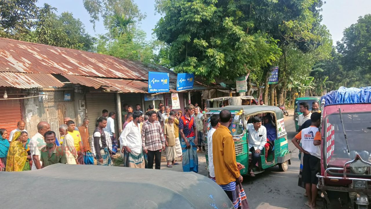 ঠাকুরের দীঘি চারমাথায় বাস-সিএনজি সংঘর্ষে গুরুতর আহত ১, শিশুও আহত
