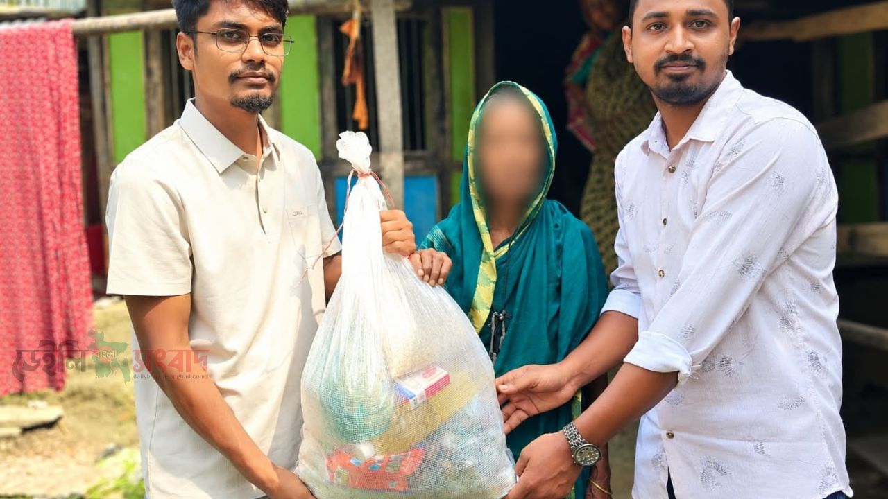 আমতলীতে অসহায় বৃদ্ধার পাশে স্বপ্নছোঁয়া, তুলে দিল মানবিক সহায়তা