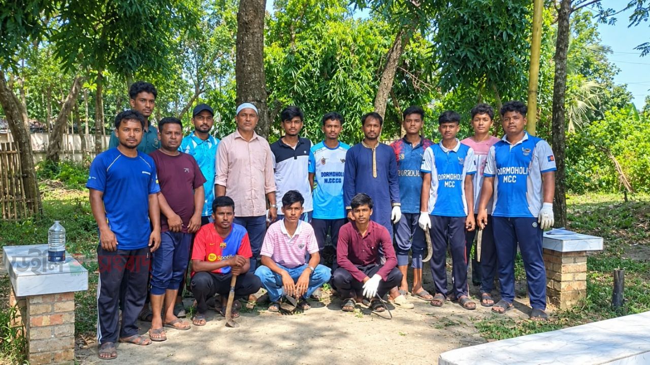 ইসলামপুর পৌর গোরস্থানের পরিচ্ছন্নতায় নিরলস কাজ করে যাচ্ছে ধর্মকুড়া স্বেচ্ছাসেবীরা