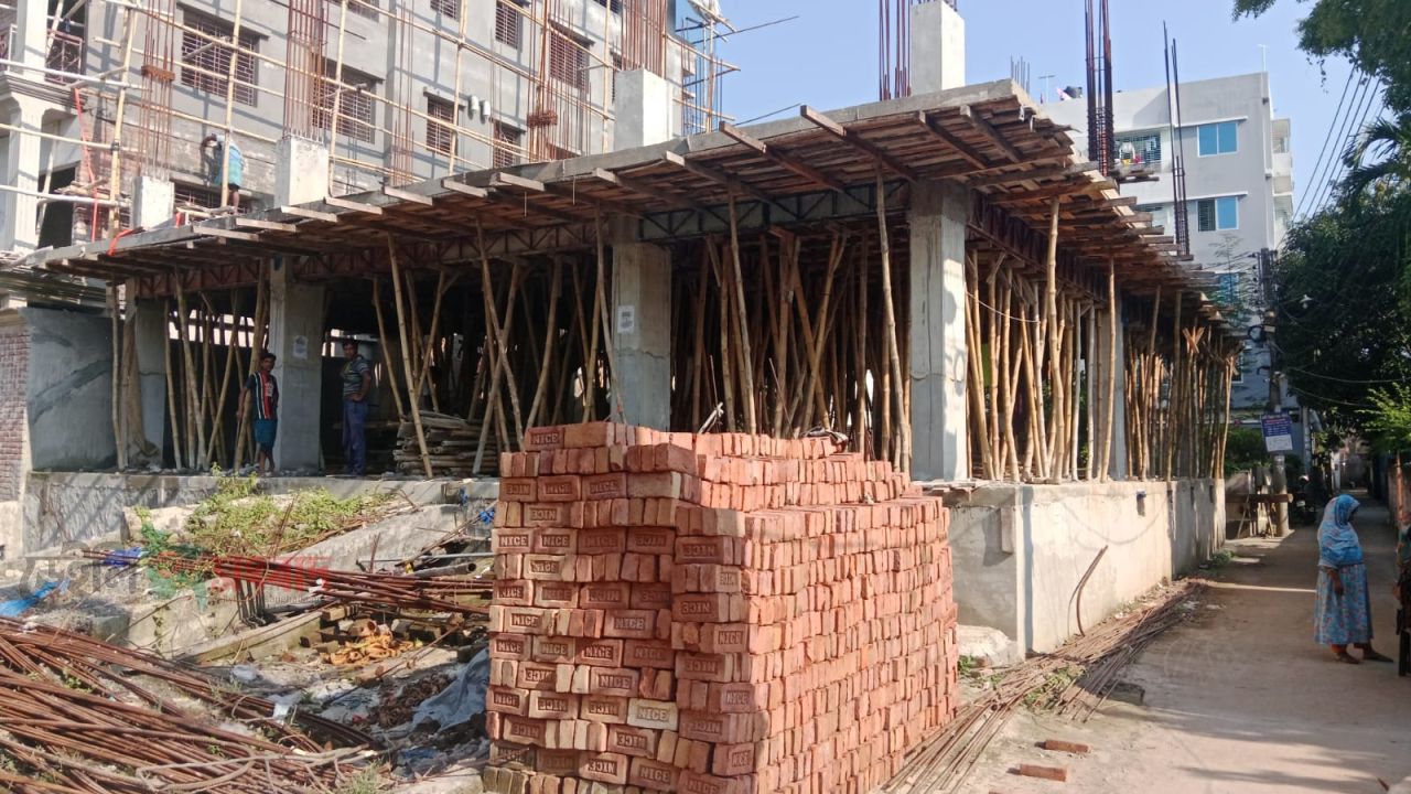 ​রাজশাহীতে জমি কিনে বিপাকে ক্রেতারা, কাজ বন্ধে সন্ত্রাসী হামলা ও প্রশাসনিক জটিলতার অভিযোগ