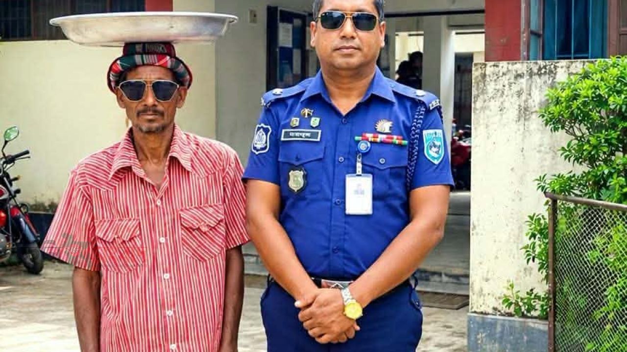 ফেরিওয়ালা ভেমরুলের সহজ-সরল জীবন: আমাদের জন্য এক বড় শিক্ষা