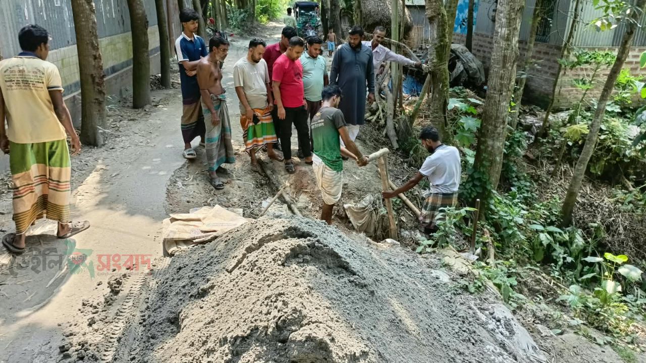 হরিরামপুরে চেয়ারম্যান পদপ্রার্থী জুবায়েদ আহমেদ ওমরের উদ্যোগে স্বেচ্ছায় সড়ক সংস্কার।