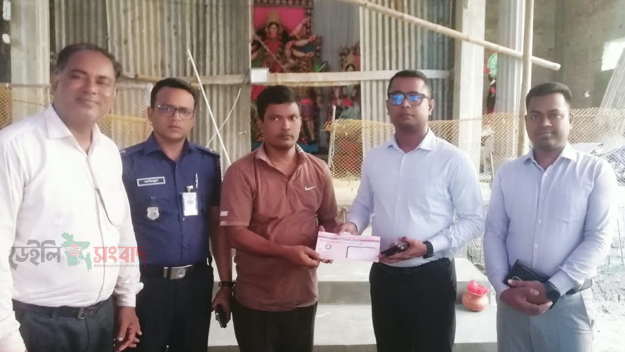 কচুয়ায় দুর্গাপূজা উপলক্ষে ৬ মন্দিরে প্রশাসকের আর্থিক সহায়তা, সারাদিন ব্যস্ত সময় পার করলেন ইউএনও অমিত রায়'