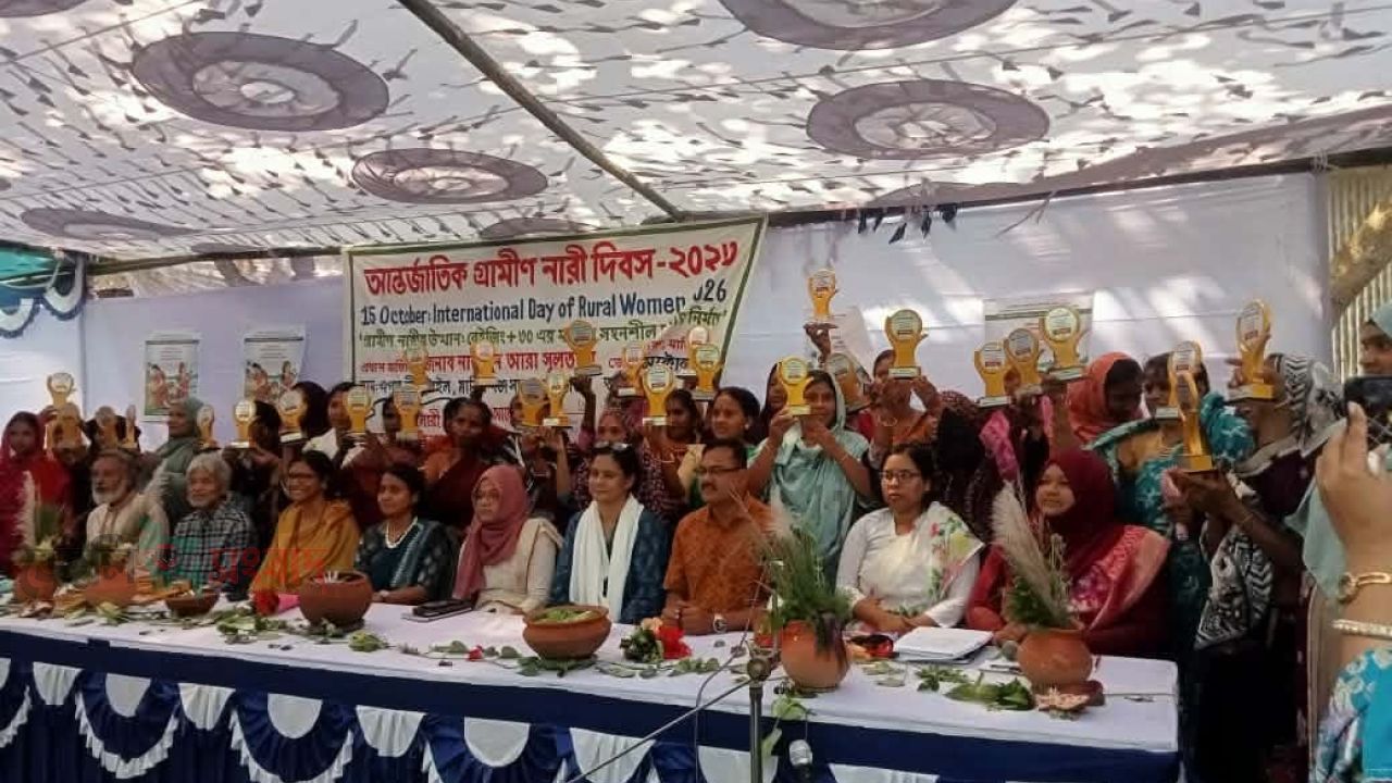 মানিকগঞ্জে আন্তর্জাতিক গ্রামীণ নারী দিবস পালিত: ৩৬ নারী কৃষাণীকে সম্মাননা।