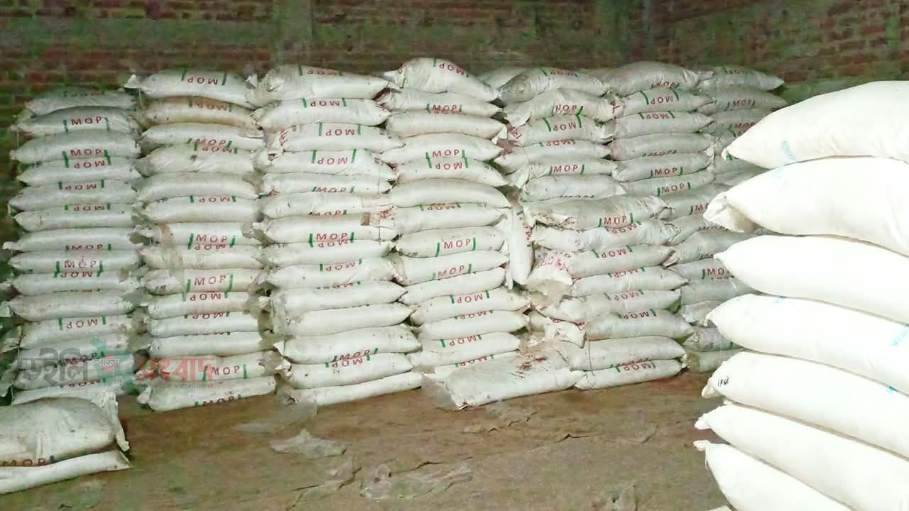 মনিরামপুরে মাদক ব্যবসায়ীর স্ত্রী ও আ’লীগ নেতার ছেলেকে সার ডিলার নিয়োগ দেওয়ার অভিযোগ