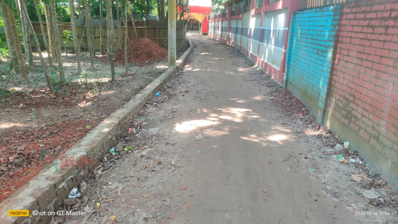 কচুয়ায় ২০০ গজ সড়ক ৬ মাসেও মেরামত হয়নি, ক্ষোভে পৌরবাসী'