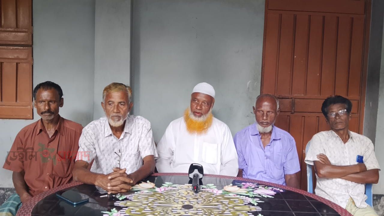 পীরগাছায় ভূমি কর্মকর্তার বিরুদ্ধে অর্থের বিনিময়ে প্রতিবেদন দেওয়ার অভিযোগে সংবাদ সম্মেলন