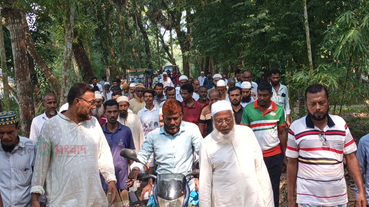 আমতলীতে চাওড়া নদীর কচুরিপানা অপসারণ বন্ধ কেন, জানতে চেয়ে জনতার সমাবেশ