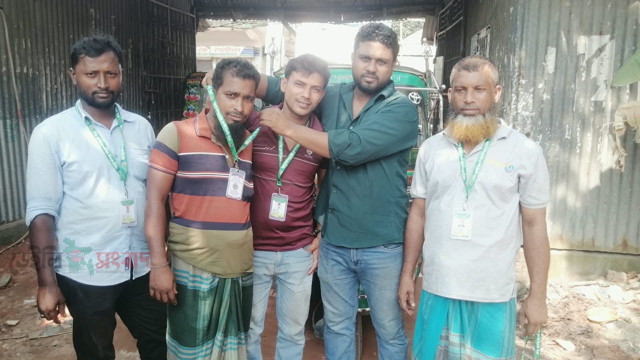 কচুয়া টু কাশিমপুর রুটে চালকদের মাঝে পরিচয়পত্র বিতরণ