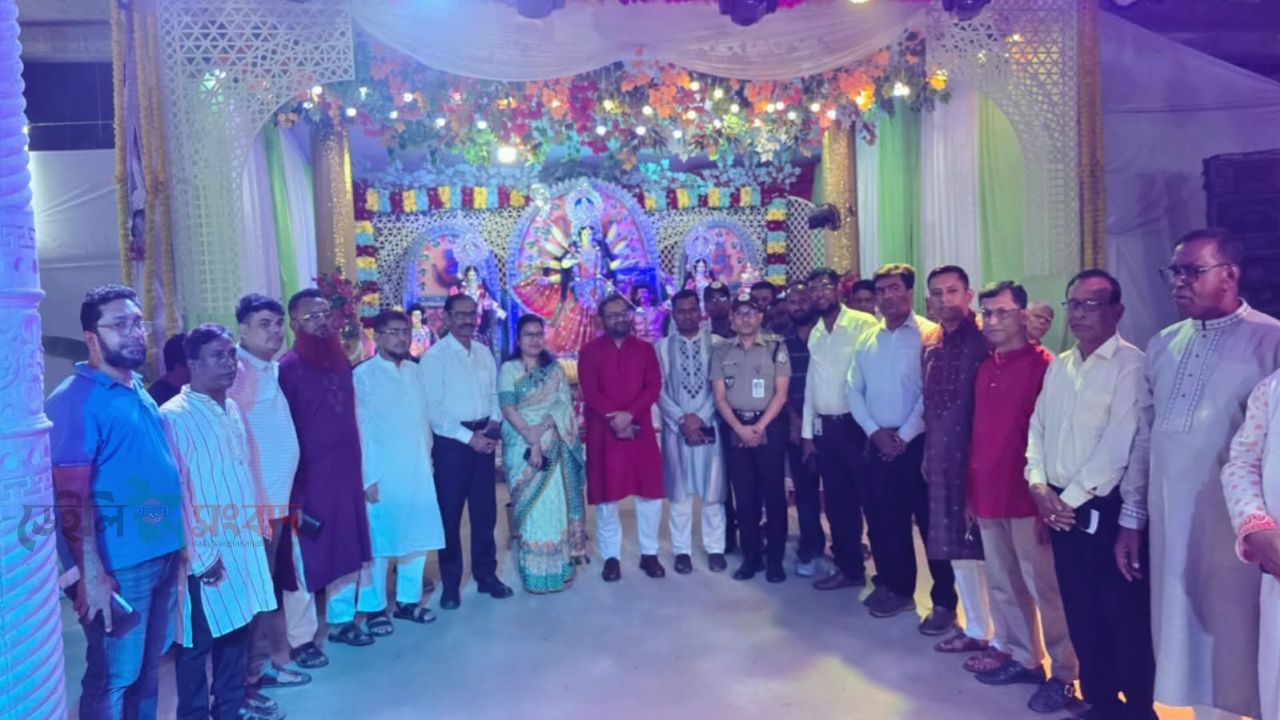 অষ্টমীর দিন কচুয়ার কড়ইয়া মন্দির পরিদর্শনে জেলা প্রশাসক