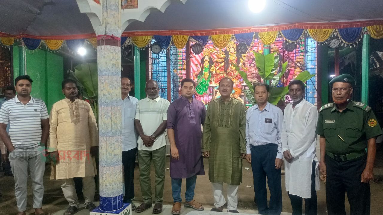 বয়ড়া ইউনিয়নের সব দুর্গামণ্ডপ পরিদর্শন, ব্যক্তিগত অর্থসহায়তায় চেয়ারম্যান ফরিদ।