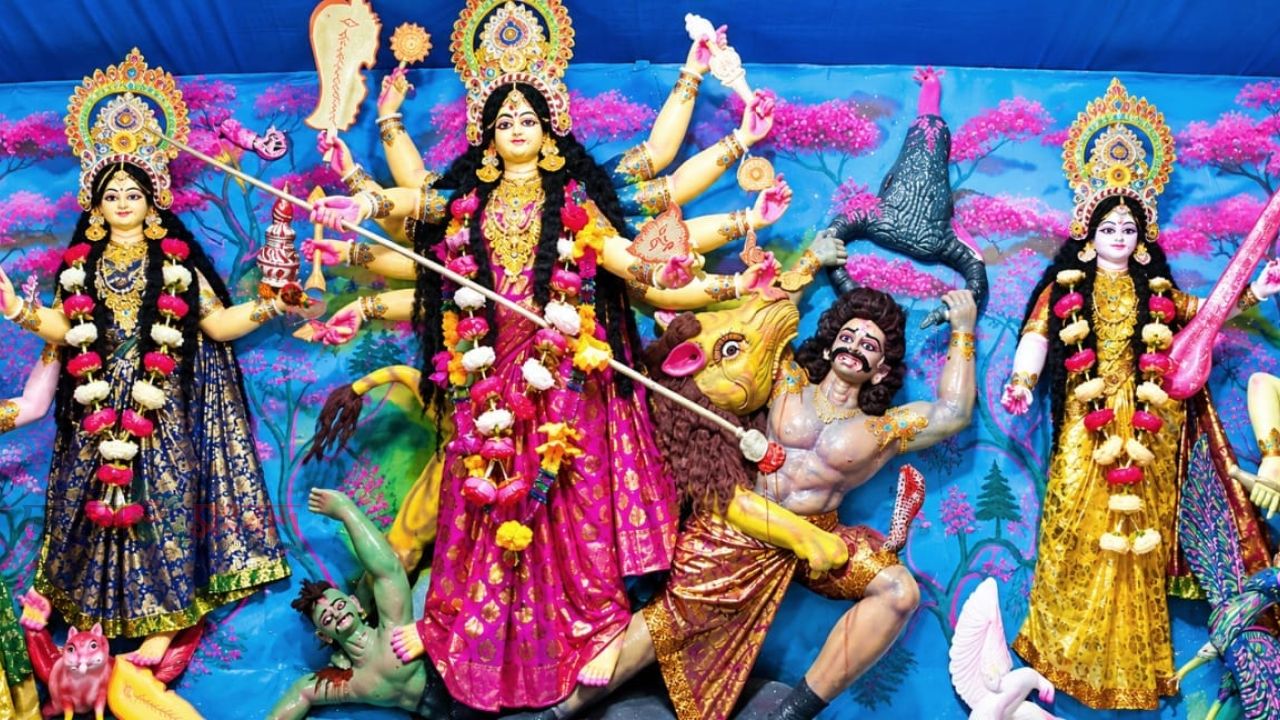 আজ মহাঅষ্টমী ও কুমারী পূজা: শালিখার শতখালী বিশ্বাস পাড়া দুর্গামন্দিরে ধর্মীয় ভাবগাম্ভীর্যে পূজা-অর্চনা