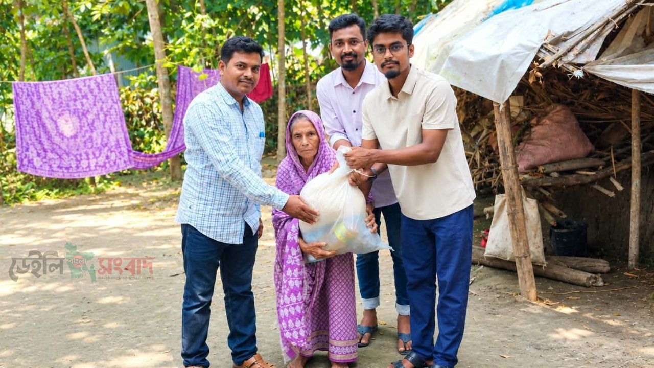 আমতলীতে অসহায় বৃদ্ধা জয়তনের পাশে স্বপ্নছোঁয়া, দিল এক মাসের বাজারসামগ্রী
