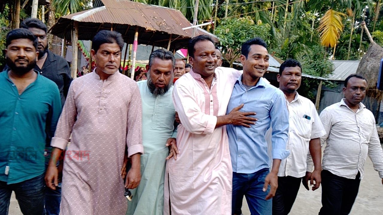 পীরগাছায় মোটরসাইকেল শোভাযাত্রা নিয়ে ১৩ পূজামণ্ডপ পরিদর্শন করলেন চেয়ারম্যান প্রার্থী মাহাবুব