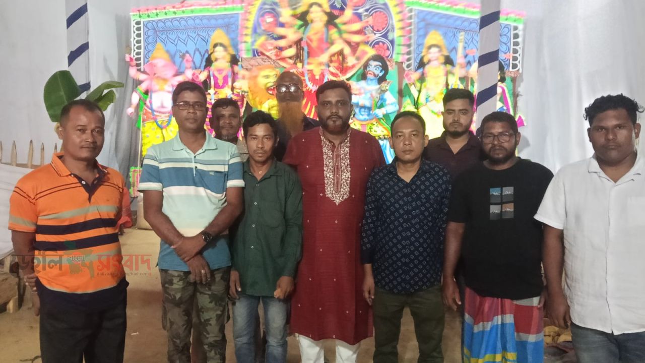 কালিয়াকৈরে বোয়ালীতে পূজা মন্ডপ পরিদর্শন করেন এডভোকেট আতিকুর রহমান 