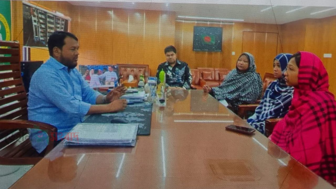 অসহায়  বিএনপি নেতার পরিবারের পাশে রাসিক প্রশাসক