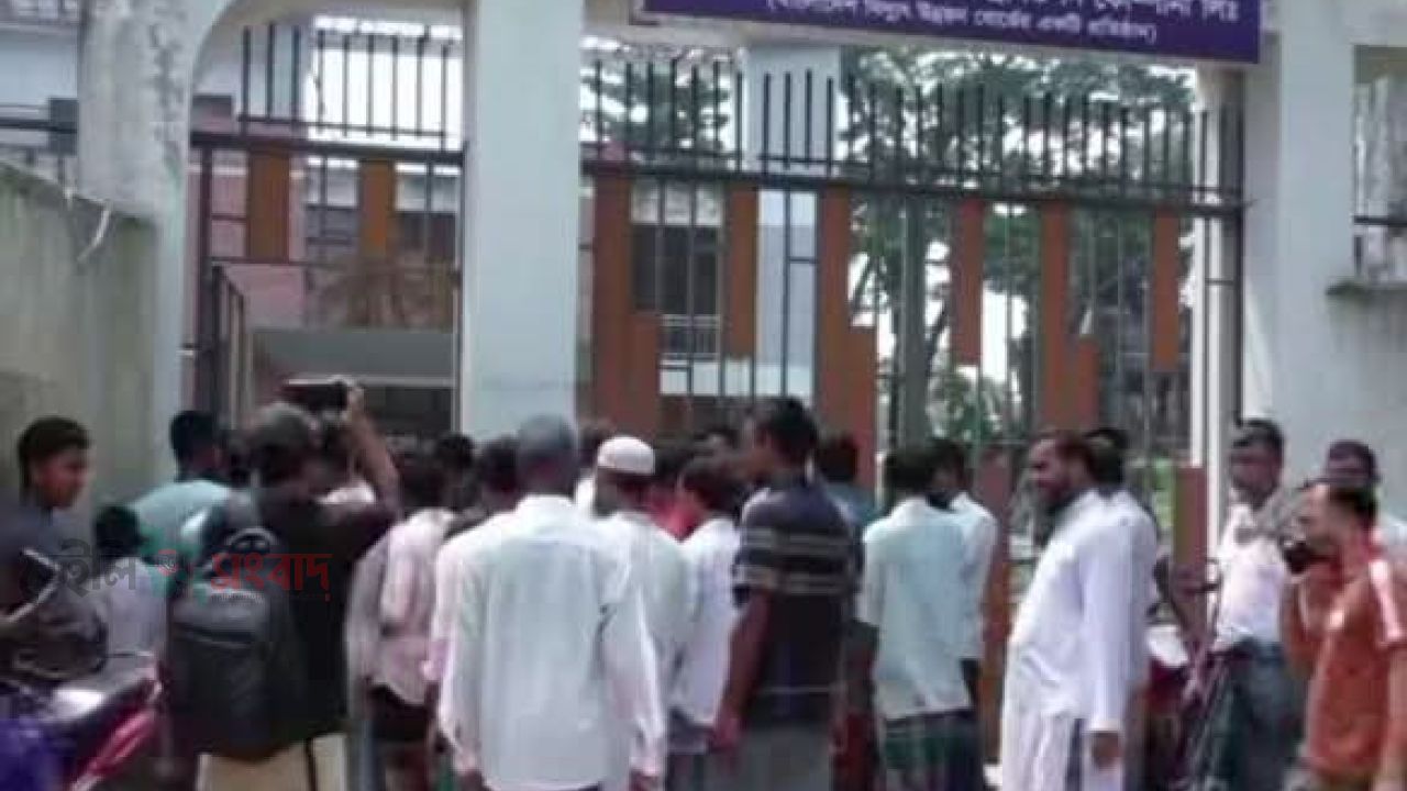মনপুরায় বিদ্যুৎ সংকটে অতিষ্ঠ ব্যবসায়ীরা, আবাসিক প্রকৌশলীর কার্যালয়ের সামনে অবস্থান