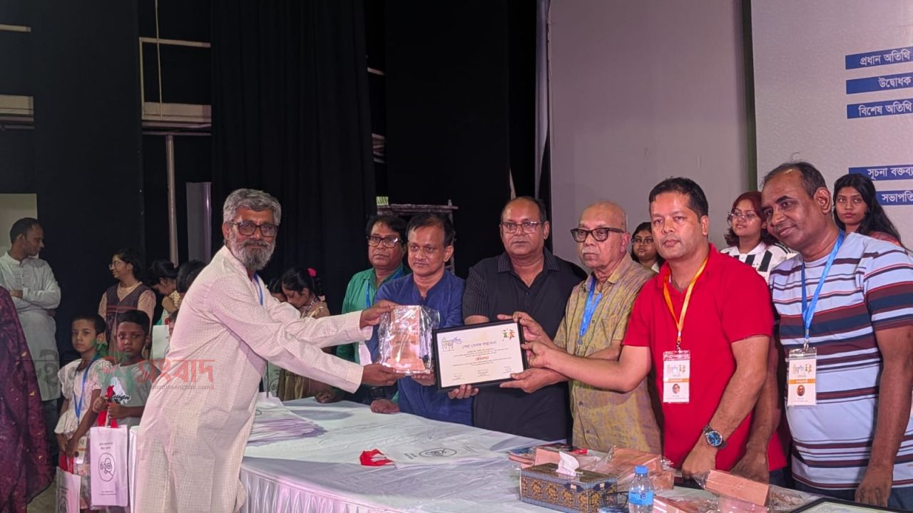 সেরা লেখক সম্মাননা পেলেন কবি ও শিশু সাহিত্যিক এনামূল হক পলাশ