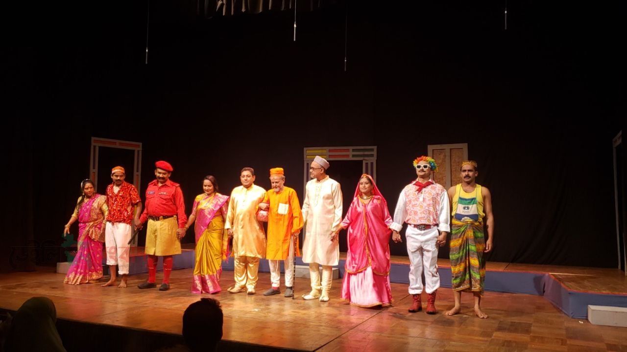 দর্শক তৈরির পাঠশালা, দেশ-বিদেশে হাসির চার দশক।