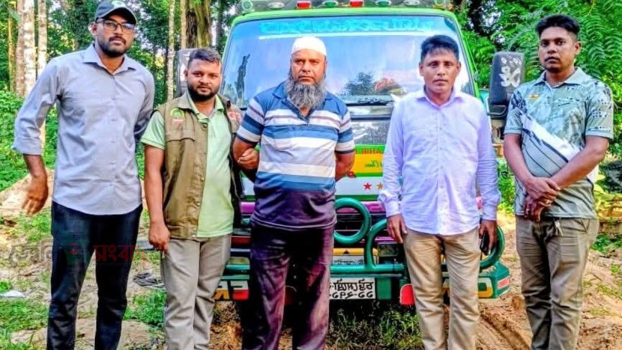 অবৈধ ভাবে পাহাড় থেকে মাটি কাটার সময় ডাম্পার সহ একব্যক্তি আটক