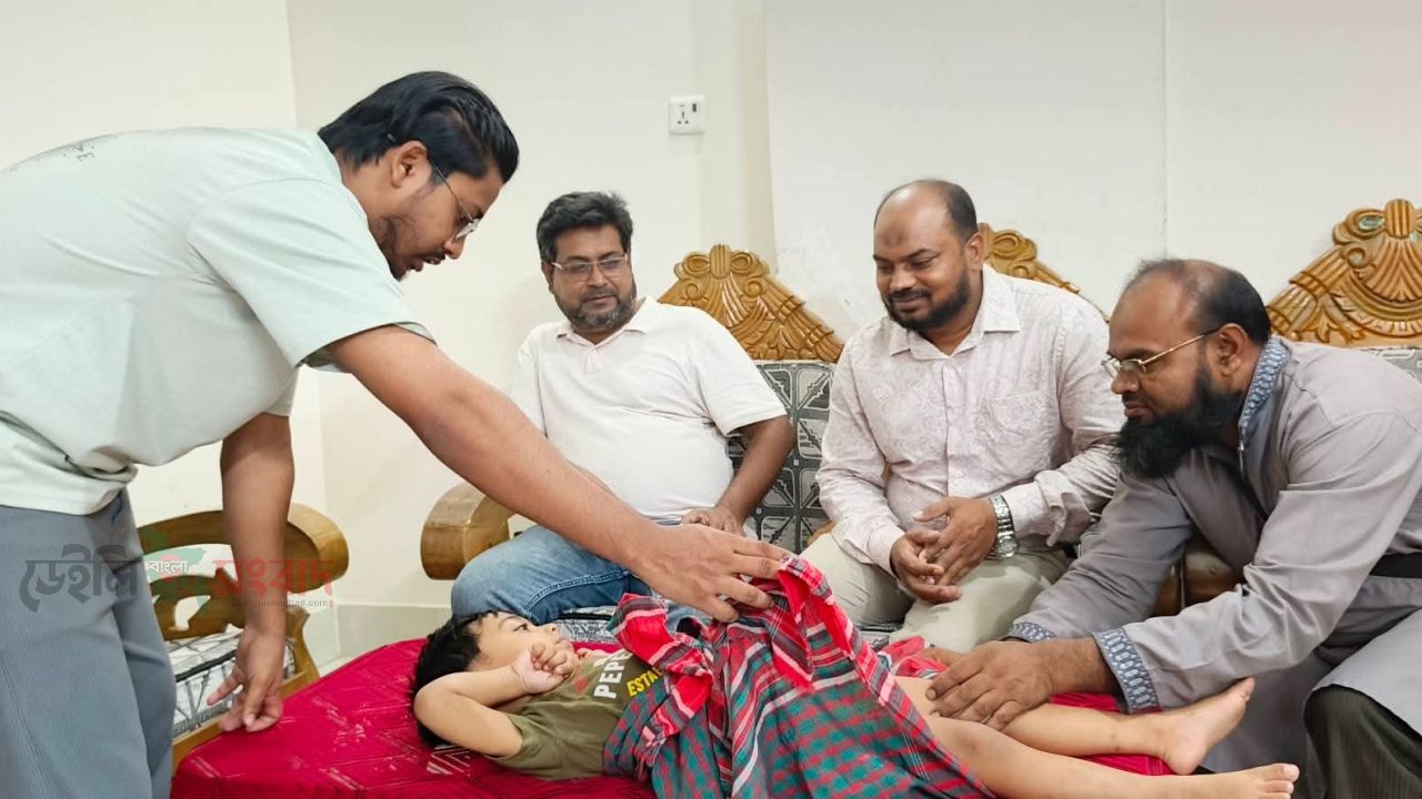 আশুলিয়ায় ৪১ শিশুর বিনামূল্যে সুন্নাতে খৎনা: চিকিৎসকের দল নিয়ে খোঁজ নিলেন শ্রমিক কল্যাণ ফেডারেশন নেতা আলামিন