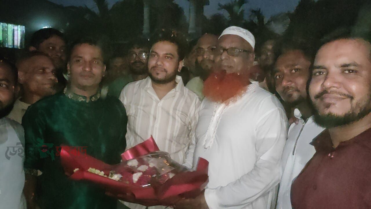 বিএনপি নেতাকে ফুল দিয়ে শুভেচ্ছা জানান মেম্বারপ্রার্থী নজরুল ইসলাম