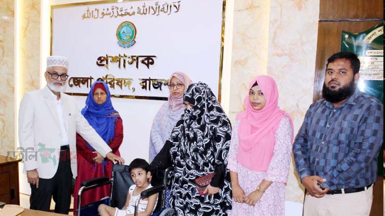 রাজশাহীতে প্রতিবন্ধীদের  হুইল চেয়ার বিতরণ  