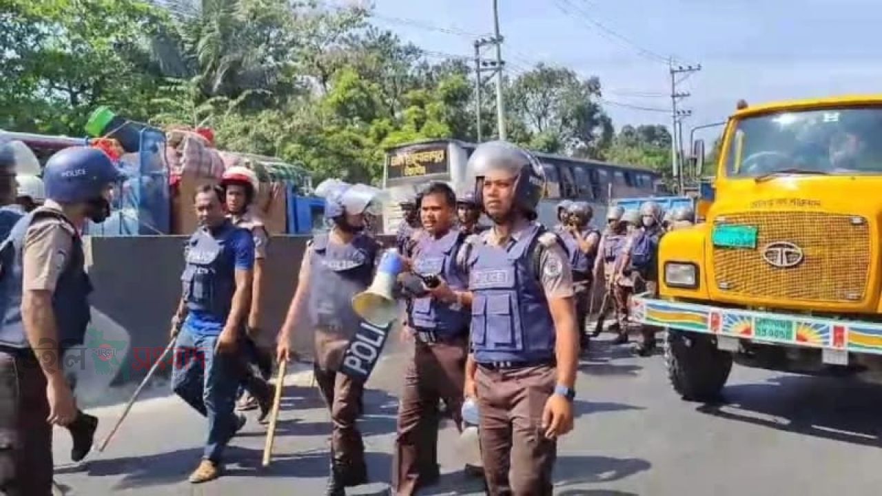 বেতন ভাতা বৃদ্ধির দাবিতে ঢাকা-টাঙ্গাইল মহাসড়ক অবরোধ প্রায় ৩ ঘণ্টা পর প্রত্যাহার করেছে শ্রমিকরা